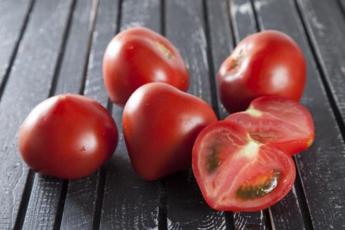 Почему у томатов белая мякоть у плодоножки. Почему появляются белые плодоножки внутри помидоров - причины 07