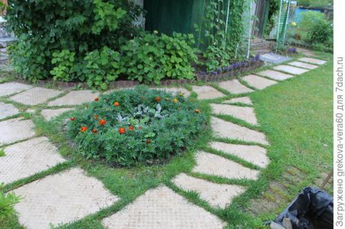 Дорожки на даче женскими руками. Садовые дорожки руками женщины