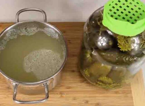 Какие секреты помогут сохранить огурцы в банке свежими и хрустящими. Как засолить огурцы на зиму в банках, чтобы были хрустящие