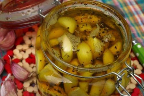 Какие есть способы приготовления соленого чеснока. 15 отличных рецептов маринованного чеснока на зиму