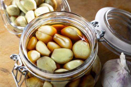Какие есть способы приготовления соленого чеснока. 15 отличных рецептов маринованного чеснока на зиму