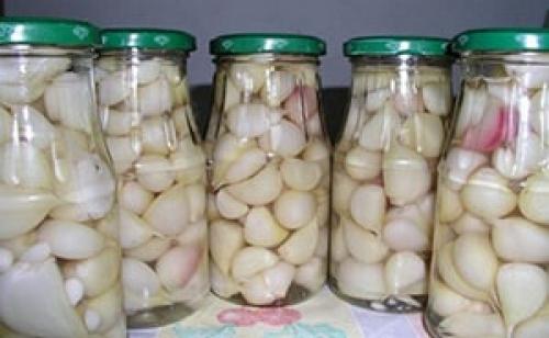 Для чего солят чеснок на зиму. ТОП-3 рецепта, в которых описано, как солить чеснок в рассоле