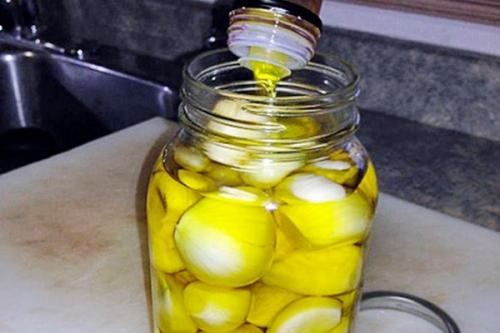 Какие преимущества хранения чеснока в банках с солью перед другими методами. Способы