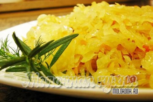 Какие добавки или пряности могут улучшить вкус квашеной замороженной капусты. Специи, добавление которых сделает тушеную капусту вкуснее