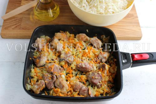 Можно ли добавлять в тушеную замерзшую капусту другие овощи или мясо. Ингредиенты