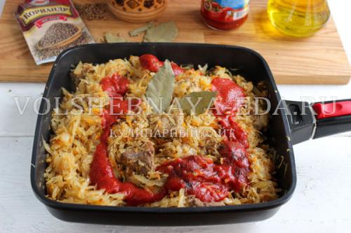 Можно ли добавлять в тушеную замерзшую капусту другие овощи или мясо. Ингредиенты