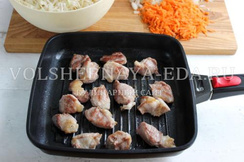 Можно ли добавлять в тушеную замерзшую капусту другие овощи или мясо. Ингредиенты