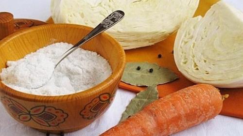 Какой пропорции соли и воды следует придерживаться при солении капусты. Сколько соли надо на 1 кг капусты при закваске