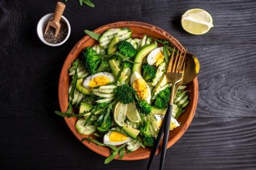 Как приготовить салат без шпината, но с другими зелеными овощами. 20 зеленых салатов, которые разнообразят твой рацион
