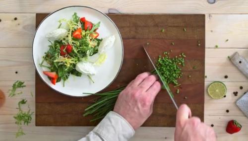 Какие вегетарианские альтернативы шпинату можно использовать в салатах. Вегетарианский салат из свежего шпината с авокадо и клубникой