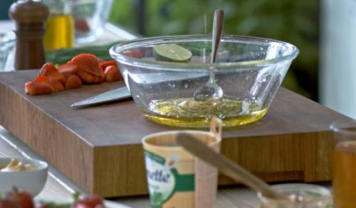 Какие вегетарианские альтернативы шпинату можно использовать в салатах. Вегетарианский салат из свежего шпината с авокадо и клубникой