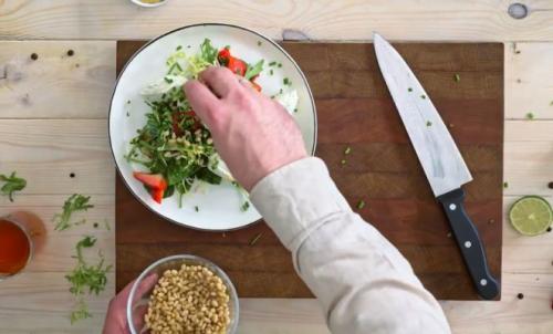 Какие вегетарианские альтернативы шпинату можно использовать в салатах. Вегетарианский салат из свежего шпината с авокадо и клубникой