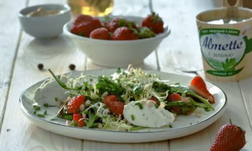 Какие вегетарианские альтернативы шпинату можно использовать в салатах. Вегетарианский салат из свежего шпината с авокадо и клубникой