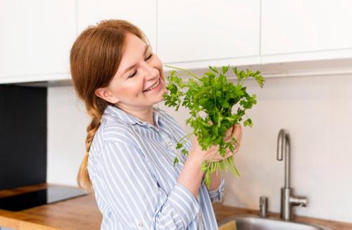 12 лучших заменителей шпината. Базилик: в пиццу, соус песто и даже чай