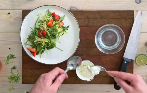 Чем заменить шпинат в салате. Вегетарианский салат из свежего шпината с авокадо и клубникой